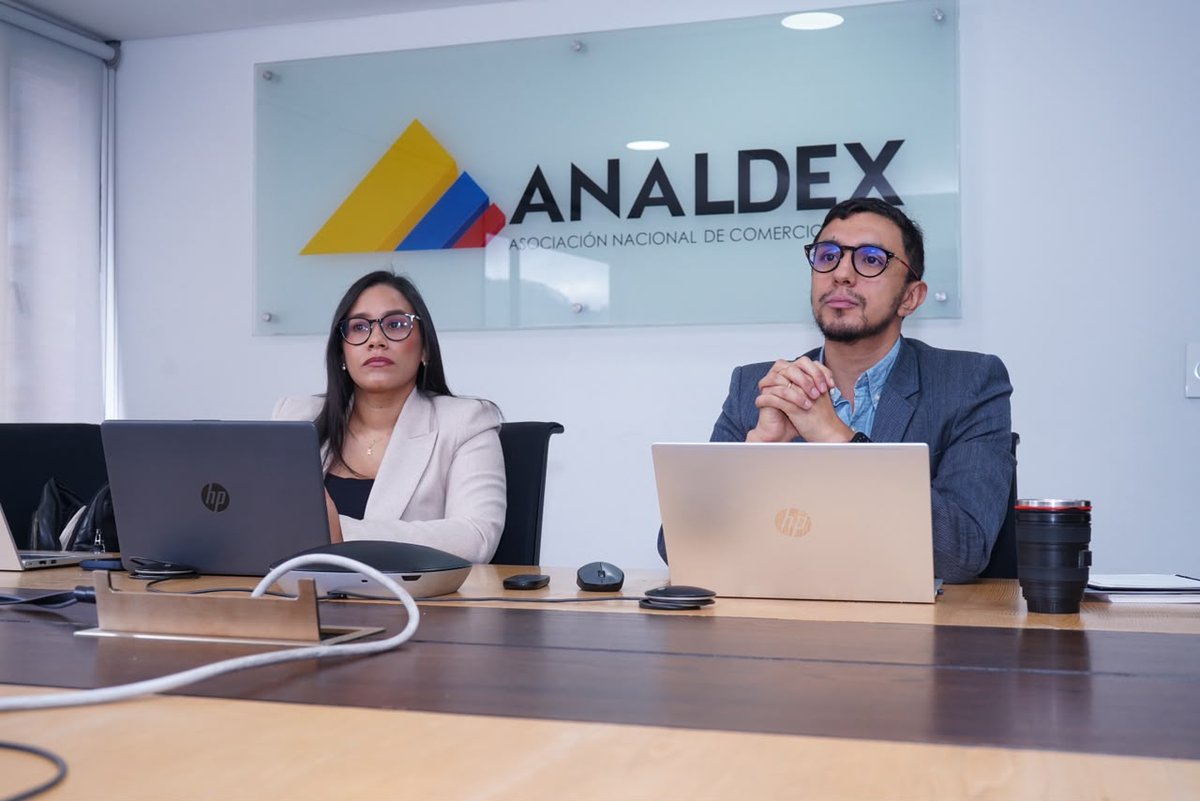 AnaldexColombia's tweet photo. Ayer realizamos, en conjunto con @DHLexpress, el comité “Comex Talks: Reforma Aduanera UE: Prepárese para las nuevas reglas – Fin de la exención De Minimis en la Unión Europea”, un espacio en el que analizamos los principales cambios regulatorios que impactarán las exportaciones hacia este mercado.

La jornada contó con la participación de Fabián Villarroel, director de Customs & Regional Affairs para Centro y Sudamérica de DHL; Yovanni Pacaccira, senior Specialist Gateway Export & Import de DHL; @gandresgc, director de Asuntos Económicos de Analdex; y @Auramdb14, directora de Asuntos Logísticos de Analdex, quienes abordaron las nuevas reglas para los envíos de bajo valor, el sistema IOSS, los cambios documentales y las acciones que deben emprender las empresas para prepararse frente a la nueva normativa europea. 🇨🇴🇪🇺📦