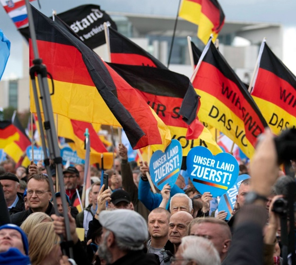 MarioBojic's tweet photo. 🚨🇩🇪Germans have just launched mass calls to leave the EU!

After the European Parliament passed the mass internet surveillance law known as "Chat Control," Germans have started calling for DEXIT!

"We will not allow our rights and freedoms to be crushed." https://t.co/9X4N0VEzEF