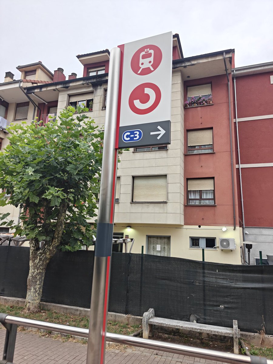 jdurar's tweet photo. 1/2 cartelería para indicar el transbordo a pie de #renfe a " #feve " en Maliaño . https://t.co/nd4tMxVUGV