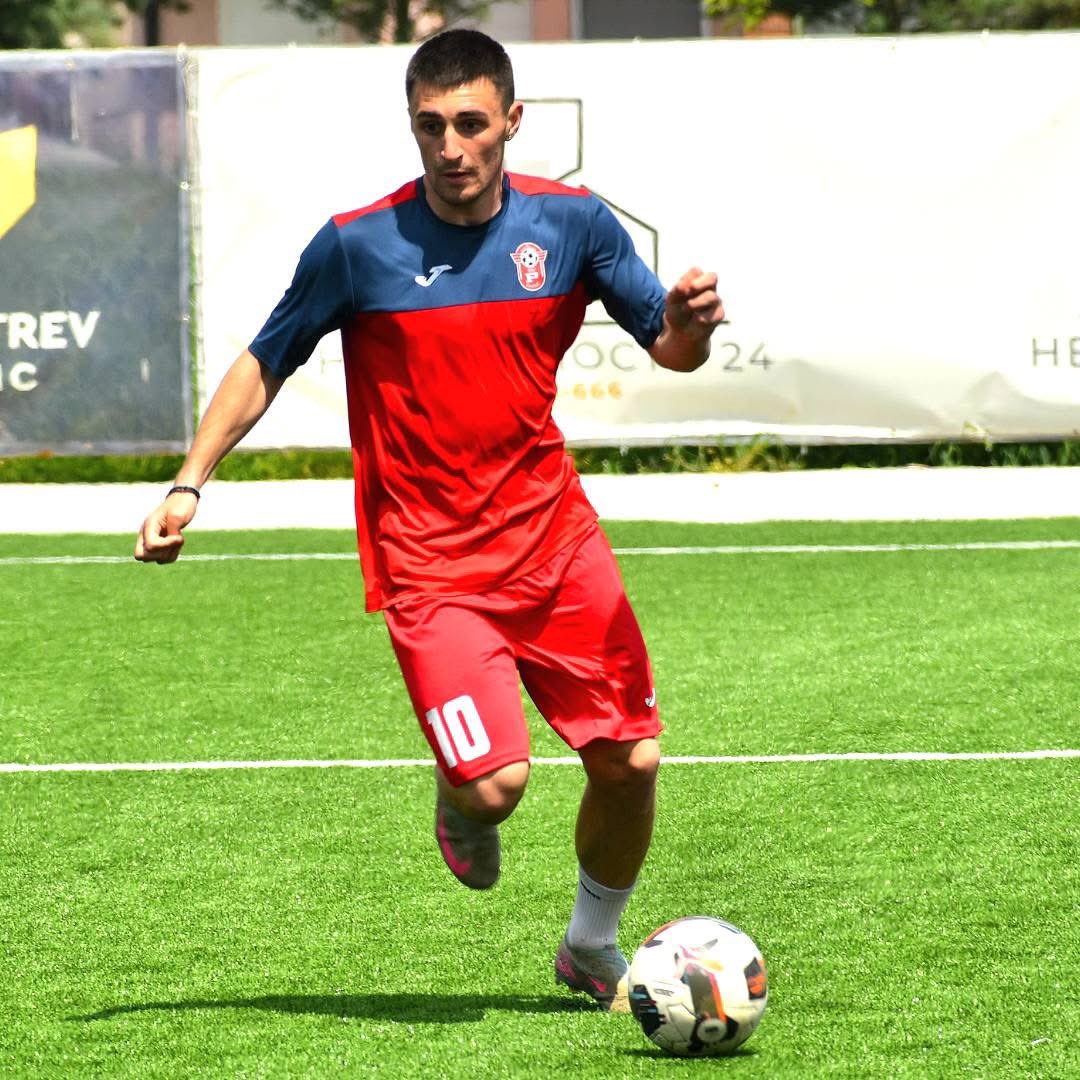 scoutedmk's tweet photo. Nikola Manojlov is another fresh face for the team from Kratovo. young playmaker with a knack for goal and the only one with some balls that played UEFA Youth League football last September with Rabotnički. 

Today, he entered the pitch, drew some fouls (one of them was easily a red but ref pulled the yellow immediately in order to defuse the tension), took care of the ball and also, struggled in some moments when played super wide on the left. 

Just like in Dublin, Minsk was another invaluable experience for the starlet. me personally I like him the most between the lines receiving and absorbing contact. hopefully he earns Vasoski’s trust and become a starter in a 4-2-3-1/4-3-3 in front of the impressive and untouchable duo of Angjeleski-Donov. big year incoming