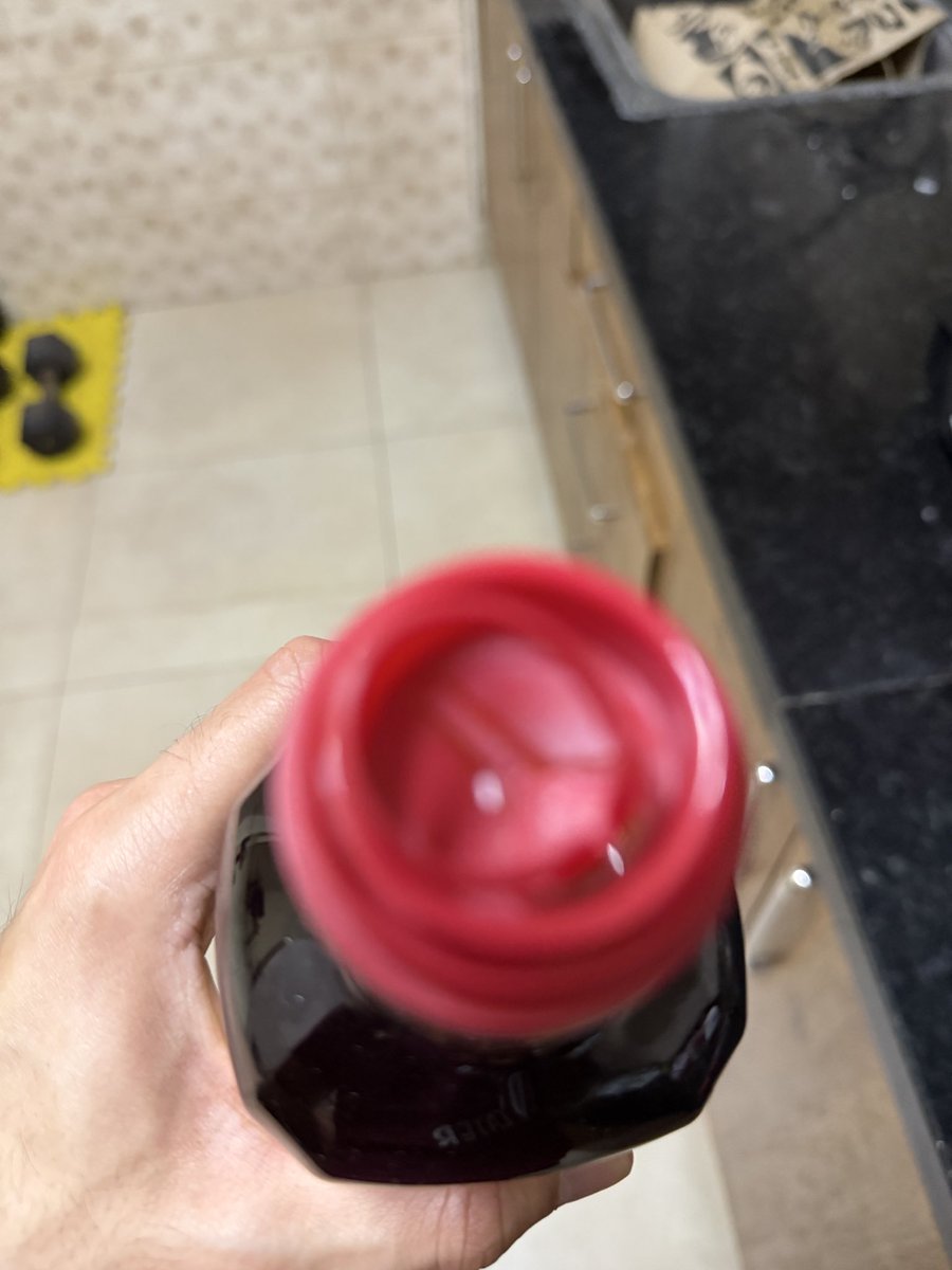 naman298's tweet photo. Order id 242590384046356, received damaged oil the seal is all broken and tge oil was all spilled out. This should have been QC’d before giving to customer @Swiggy @SwiggyCares https://t.co/Z6eh65RRWf