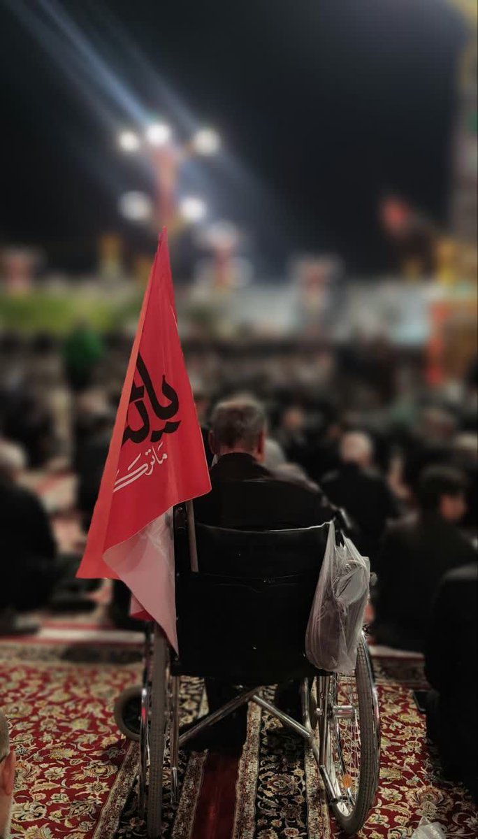 OvzhandM's tweet photo. مشهد امشب نفس‌ها را حبس کرده است. خیابان امام رضا(ع) از شوق و اندوهی مقدس لبریز است؛ از پیرزن‌های ویلچرنشین تا جوانان دورافتاده‌ترین نقطه‌های ایران، یکصدا آمده‌اند تا با کسی وداع کنند که برایشان «دین، ناموس و ایران» بود.
#باید_برخاست 
#منادی_بعثت https://t.co/4dhy33Ldhb