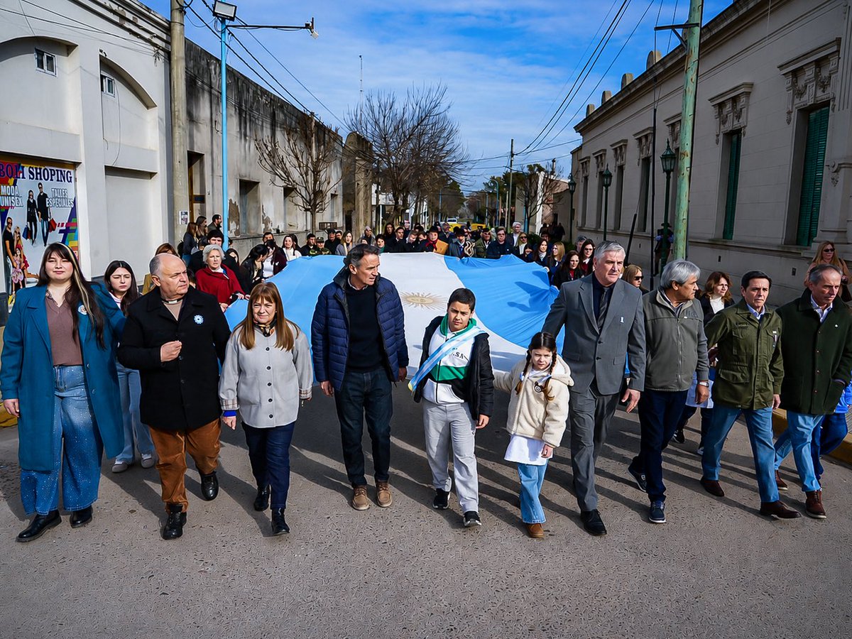 gkatopodis's tweet photo. DEFENDER LA INDEPENDENCIA ES DEFENDER LO NUESTRO

Este #9DeJulio nos encontramos en #Navarro para celebrar una fecha que nos recuerda que la Argentina siempre salió adelante cuando defendió su soberanía, el trabajo y la producción.

La Patria no se construye sola. Se construye todos los días, con esfuerzo compartido, con obra pública, con industria nacional y con un Estado que esté del lado de su gente.

A 210 años de aquel 9 de Julio de 1816, seguimos eligiendo una Nación que no se resigna y que defiende lo que es de todos y todas.

¡Feliz Día de la Independencia! 🇦🇷

@FACUNDOIDIZ @nancycappelloni