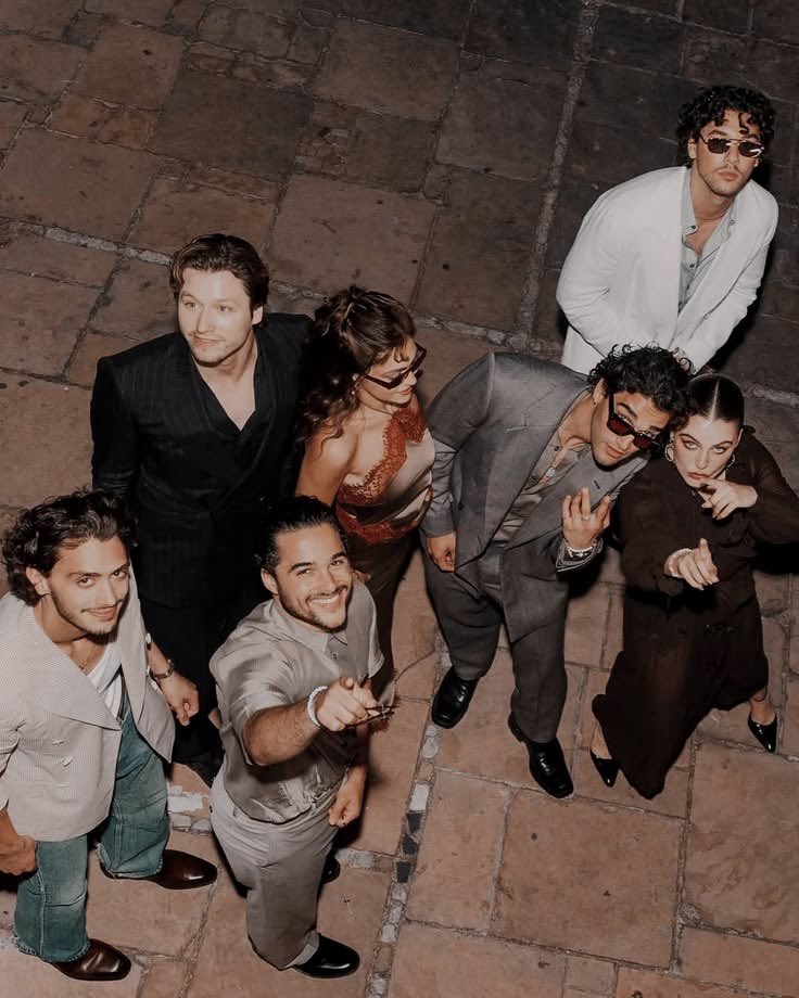 suckuponz's tweet photo. (incluindo uma foto do cast pq nao cabe todos https://t.co/GW4oTnHXBj