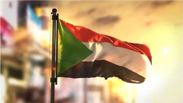 Amgad_Fareid's tweet photo. محاولات فرض سيناريو التقسيم الليبي على السودان كأمر واقع، محكوم عليها بالفشل منذ البداية سواء ان جاءت عبر الباب او عبر الشباك. فالسودان ليس ليبيا، ومليشيا الدعم السريع ليست طرفاً سياسياً ذو مطالب سياسية لها اساس اجتماعي، بل هي مليشيا إرهابية ذات طابع فاشي، لا تمثل أي قاعدة اجتماعية حقيقية في السودان، ولا تستند إلى مشروع وطني أو تفويض شعبي.

سعت المليشيا إلى استغلال المظالم التاريخية المرتبطة بالتنمية غير المتوازنة في أطراف السودان، لكن هذه المحاولات تكسرت عند صخرتين لا يمكن تجاوزهما: الأولى، تاريخها بوصفها إحدى أكثر أدوات تهميش هذه الأطراف عنفاً ووحشية، والثانية، سجلها المستمر اليوم من الجرائم والانتهاكات والابادة الجماعية بحق هذه المجتمعات المحلية نفسها، من قتل وتهجير ونهب واحتجاز للمدنيين رهائن خدمة لطموحاتها السلطوية وللمشروع الإماراتي الذي يرعاها ويمدها بأسباب البقاء.

ولذلك فان محاولات بعض دوائر المجتمع الدولي إضفاء شرعية الامر الواقع على سيطرة هذه المليشيا على أجزاء من السودان، وفرض ذلك باعتباره المسار الواقعي الوحيد لوقف الحرب في السودان، تمثل وصفة لإدامة الصراع واطالة امده لا لإنهائه. فشرعنة السيطرة المسلحة على الأرض لا تصنع سلاماً، وإنما تؤسس لدولة منقسمة، وتكافئ استخدام القوة والعنف بوصفهما وسيلة لاكتساب الشرعية السياسية. وهو ما لا يقبله السودانيون ولا يتيحه القانون الدولي ولا العرف الدبلوماسي أن يُفرض عبر ترتيبات الأمر الواقع أو المبادرات التي تمنح المليشيا مساحة قهر الناس بالقوة.

الخلاصة انه لا توجد هدنة يمكن أن تحظى بقبول السودانيين ما لم تتضمن، بصورة واضحة وغير قابلة للتأويل، انسحاب مليشيا الدعم السريع من الفضاءات المدنية والمنشآت المدنية التي تحتلها بالقوة، وإطلاق سراح المدنيين الذين حولتهم إلى رهائن لوجودها العسكري وطموحاتها السياسية ومشروع ال نهيان ومشيخة ابوظبي التوسعي في القارة الافريقية. اما وقف إطلاق النار الذي يكرس الاحتلال المسلح فهو تواطؤ مع اجرام المليشيا ليس الا. 

وحدة السودان ليست بنداً قابلاً للتفاوض، ولا يمكن أن تكون ثمناً لتسوية سياسية تفتقر إلى العدالة والشرعية والاستدامة.
