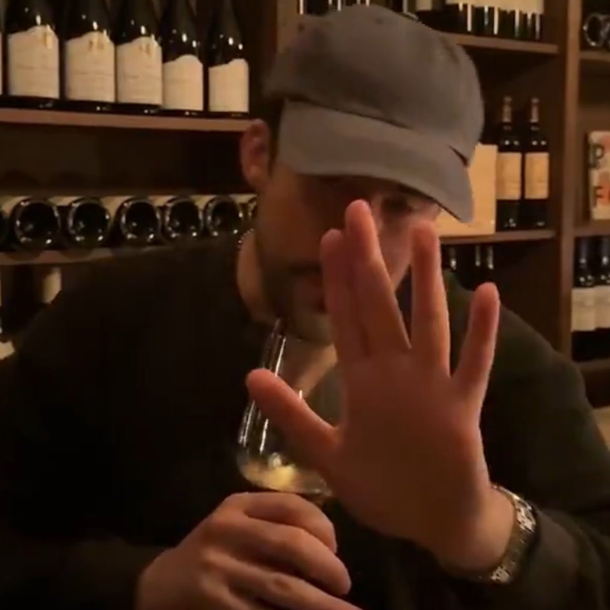 BBPRTV's tweet photo. En su último TikTok, Bad Bunny mira su reloj y luego hace una señal con su mano que puede interpretarse como “Esperen” o “Ya casi”. 👀 https://t.co/NVA986Voto