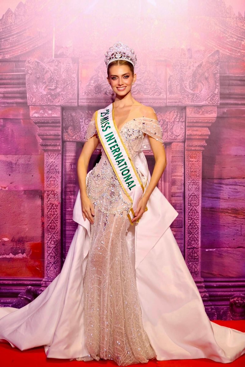 DiversaBelleza's tweet photo. Lo divina que se vio Catalina Duque, Miss International 2025, durante la coronación de la nueva Miss International Cambodia. ✨👑Simplemente espectacular. Elegancia, porte y belleza en su máxima expresión. https://t.co/zTJg7q2U88