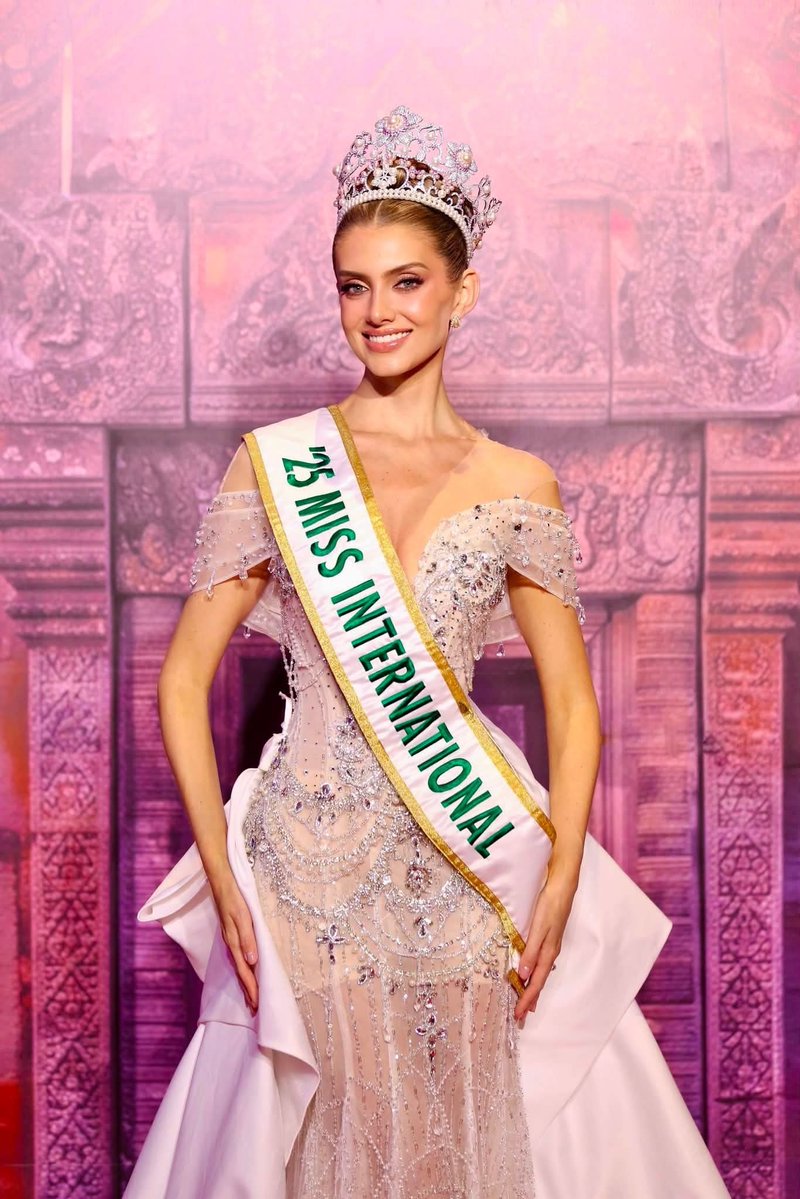 DiversaBelleza's tweet photo. Lo divina que se vio Catalina Duque, Miss International 2025, durante la coronación de la nueva Miss International Cambodia. ✨👑Simplemente espectacular. Elegancia, porte y belleza en su máxima expresión. https://t.co/zTJg7q2U88