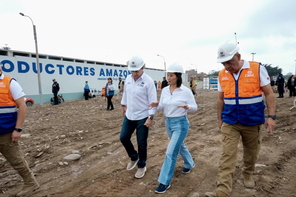 ope_peru's tweet photo. La presidenta electa, Keiko Fujimori, acompañó al alcalde de Lima, Renzo Reggiardo, en la supervisión de las labores de limpieza y descolmatación del río Rímac. Asimismo, destacó la importancia de fortalecer las acciones de prevención frente al fenómeno de El Niño para proteger a la población en todo el país.