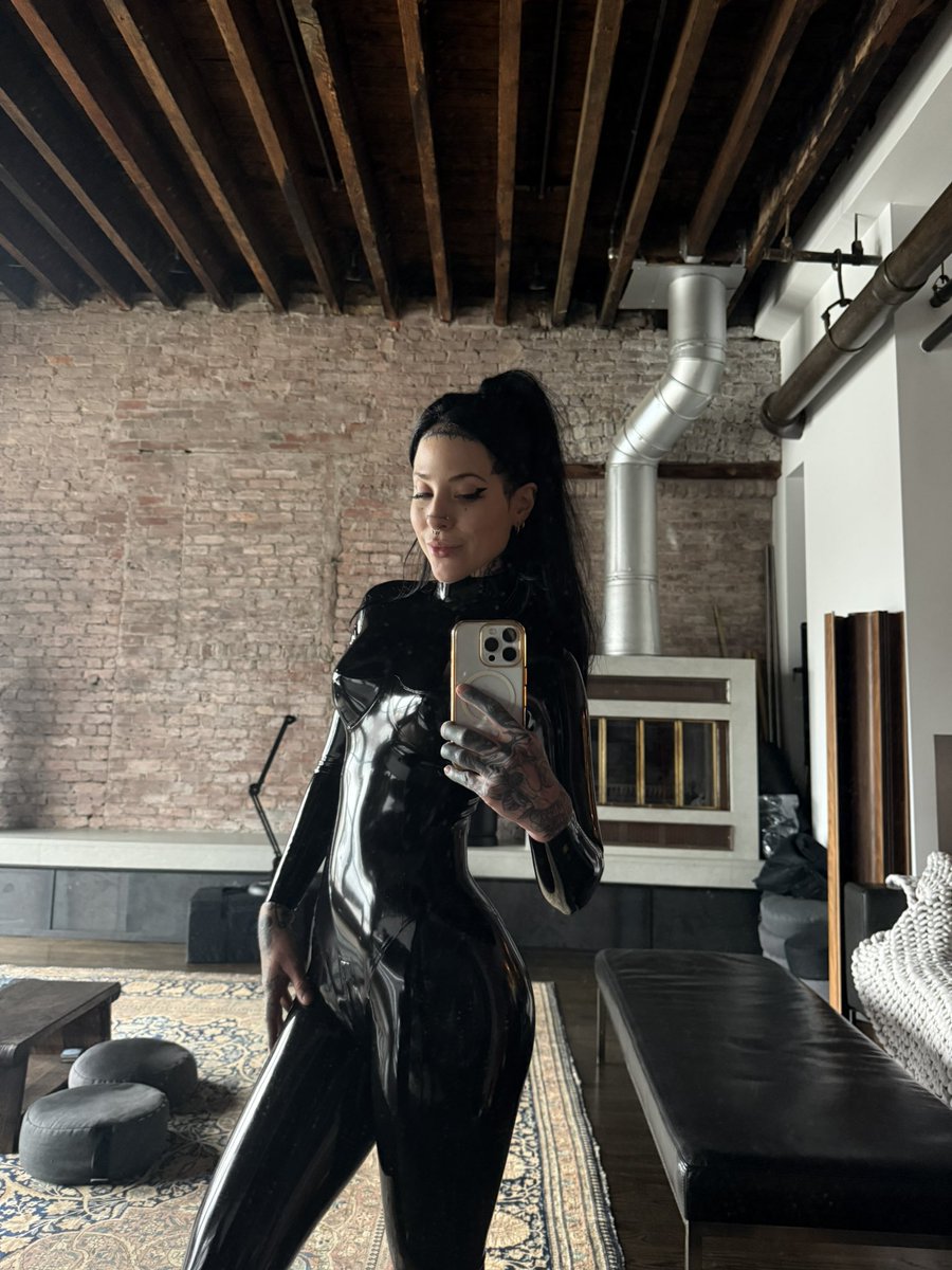 awlivv's tweet photo. rubber? i hardly know her https://t.co/cud7LxzWnm