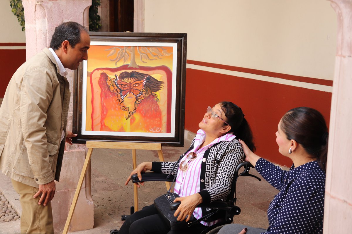 incluzac's tweet photo. 🔹| El día de hoy Míriam García, titular del Incluzac, acompaño a la talentosa artista Ma. Victoria Hernández Rodríguez, en la entrega de una de sus obras al presidente municipal de Guadalupe José  Saldívar Alcalde. Desde las instalaciones del  instituto municipal de cultura. https://t.co/cvWH7TsEUs
