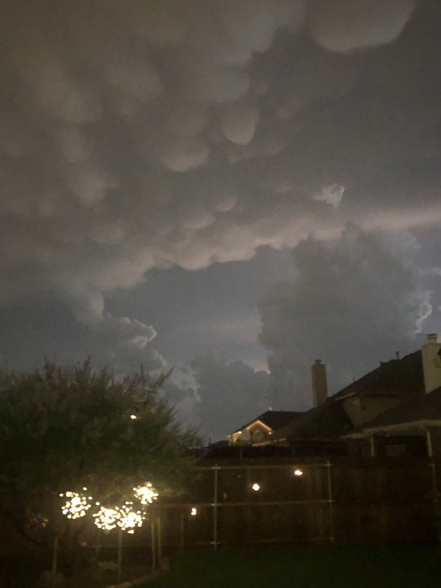 JStewart1209's tweet photo. #mammatus #clouds #wx #tx #dusk https://t.co/cvKAqd15wN