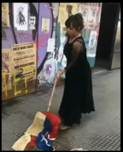 solo_gemma's tweet photo. #DíaDeLaBandera
Lo q la Izquierda Golpista quiere q olvides, hay q recordar el daño a nuestra Bandera🇨🇱 chilena.
La comunista q ULTRAJÓ la Bandera Chilena, tiene nombre y es amiga de Bachelet!
PROHIBIDO OLVIDAR! #IzquierdaOctubristaYMiserable #ComunismoNuncaMás https://t.co/rp68F5dPuU