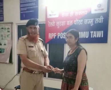 MR_COOL77777's tweet photo. अब्दुल और उसकी ईमानदारी🫡

  रेलवे पुलिस के एएसआई मोहम्मद राशिद ने अपने फर्ज और उसूलों से सबका दिल जीत लिया है।

  ट्रेन संख्या 12425 का है। इस ट्रेन के कोच A4 में सफर कर रहीं एक विशेष समाज की महिला यात्री की लगभग 2 लाख रुपये की कीमत वाली सोने की चेन गलती से वहीं छूट गई थी।​

जैसे ही एएसआई मोहम्मद राशिद की नजर उस कीमती चेन पर पड़ी, उन्होंने फौरन अपनी सतर्कता और ईमानदारी का सबूत देते हुए उसे महफूज कर लिया। इसके बाद उन्होंने पूरी तफ्तीश की और जम्मू में इस सोने की चेन को उसकी असली मालकिन सुश्री सेतु कटियाल को सही-सलामत सौंप दिया।​

एक अफसर का यह नेक कदम और अपनी ड्यूटी के प्रति उनका जज्बा हम सबके लिए फख्र की बात है। समाज में ऐसी ही ईमानदारी और साफ नीयत से आपसी भरोसा कायम रहता है। रेलवे महकमे के साथ-साथ आम अवाम भी उनकी इस निष्ठा की जमकर तारीफ कर रही है।