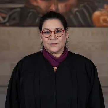 VoxPopuli614's tweet photo. #mexico La inepta ministro de la suprema corte de justicia Lenia Batres, contrato 14 asesores más para llegar a un total de 94 asesores. (Que nosotros pagamos)

#MeDuelesMéxico #disfrutalovotado #basuraguinda #Ineptitud #ineficiencia #hartazgo https://t.co/5rKOQTvt6M
