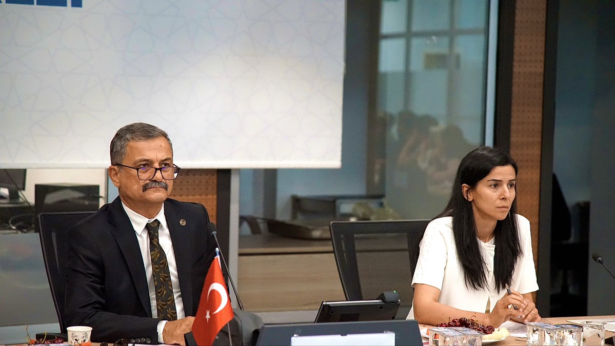Mus_ism's tweet photo. 📍 2026 Yılı 2. Bölge ASKOM Toplantısı Gerçekleştirildi

İl Sağlık Müdürlüğümüz ev sahipliğinde düzenlenen 2026 Yılı 2. Bölge ASKOM (Acil Sağlık Hizmetleri Koordinasyon Komisyonu) Toplantısı, İl Sağlık Müdürümüz Dr. Erol Emre Ömür ve Van İl Sağlık Müdürlüğü makamına vekâlet eden Uzm. Dr. Sevcan Sağlam’ın başkanlığında, Muş, Van, Hakkâri ve Bitlis illerinden sağlık yöneticilerinin katılımıyla gerçekleştirildi.

Toplantıda; acil sağlık hizmetlerinin bölgesel düzeyde daha etkin ve koordineli yürütülmesi, hasta sevk süreçlerinin geliştirilmesi, iller arası iş birliğinin güçlendirilmesi ve hizmet sunumunda karşılaşılan ortak sorunlara yönelik değerlendirmelerde bulunuldu.

Ayrıca 2025 ve 2026 yılına ait veriler ışığında bölgesel sağlık hizmetleri analiz edilerek, sahada karşılaşılan sorunlar ele alındı ve çözüm odaklı görüş alışverişinde bulunuldu.

Bölgemizde sunulan sağlık hizmetlerinin niteliğini artırmak ve acil sağlık hizmetlerinde koordinasyonu güçlendirmek amacıyla kurumlar arası iş birliği çalışmalarımız kararlılıkla sürdürülecektir.

@acilafetgovtr