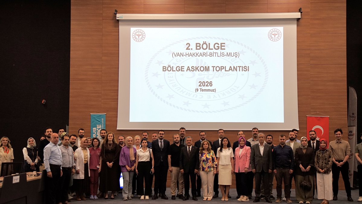 Mus_ism's tweet photo. 📍 2026 Yılı 2. Bölge ASKOM Toplantısı Gerçekleştirildi

İl Sağlık Müdürlüğümüz ev sahipliğinde düzenlenen 2026 Yılı 2. Bölge ASKOM (Acil Sağlık Hizmetleri Koordinasyon Komisyonu) Toplantısı, İl Sağlık Müdürümüz Dr. Erol Emre Ömür ve Van İl Sağlık Müdürlüğü makamına vekâlet eden Uzm. Dr. Sevcan Sağlam’ın başkanlığında, Muş, Van, Hakkâri ve Bitlis illerinden sağlık yöneticilerinin katılımıyla gerçekleştirildi.

Toplantıda; acil sağlık hizmetlerinin bölgesel düzeyde daha etkin ve koordineli yürütülmesi, hasta sevk süreçlerinin geliştirilmesi, iller arası iş birliğinin güçlendirilmesi ve hizmet sunumunda karşılaşılan ortak sorunlara yönelik değerlendirmelerde bulunuldu.

Ayrıca 2025 ve 2026 yılına ait veriler ışığında bölgesel sağlık hizmetleri analiz edilerek, sahada karşılaşılan sorunlar ele alındı ve çözüm odaklı görüş alışverişinde bulunuldu.

Bölgemizde sunulan sağlık hizmetlerinin niteliğini artırmak ve acil sağlık hizmetlerinde koordinasyonu güçlendirmek amacıyla kurumlar arası iş birliği çalışmalarımız kararlılıkla sürdürülecektir.

@acilafetgovtr