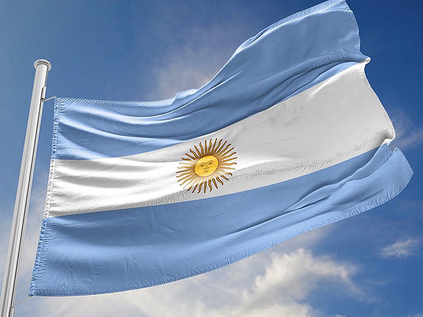 ElPressii's tweet photo. Hablando de símbolos patrios, este 9 de julio, día de la independencia 🇦🇷 vamos a repasar los detalles de las equipaciones de Qatar 🇶🇦 2022 que usó la Selección Argentina:

Titular 🩵🤍 en el dorso el bastón central se achicó formando una trama única emulando a la bandera de la forma en como los hinchas la cuelgan en sus balcones de forma vertical y en la altura del cuello un medallón estampado del “Sol de Mayo” en dorado figura central de nuestra bandera Nacional.