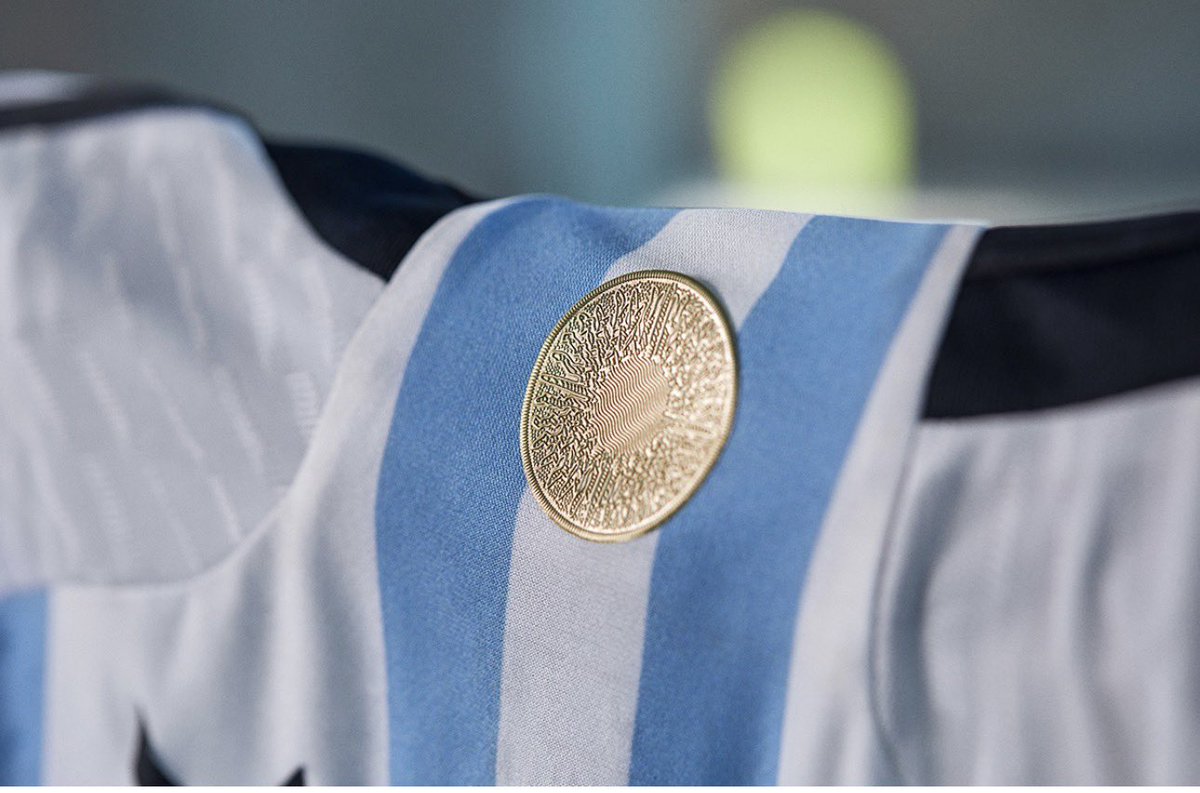 ElPressii's tweet photo. Hablando de símbolos patrios, este 9 de julio, día de la independencia 🇦🇷 vamos a repasar los detalles de las equipaciones de Qatar 🇶🇦 2022 que usó la Selección Argentina:

Titular 🩵🤍 en el dorso el bastón central se achicó formando una trama única emulando a la bandera de la forma en como los hinchas la cuelgan en sus balcones de forma vertical y en la altura del cuello un medallón estampado del “Sol de Mayo” en dorado figura central de nuestra bandera Nacional.