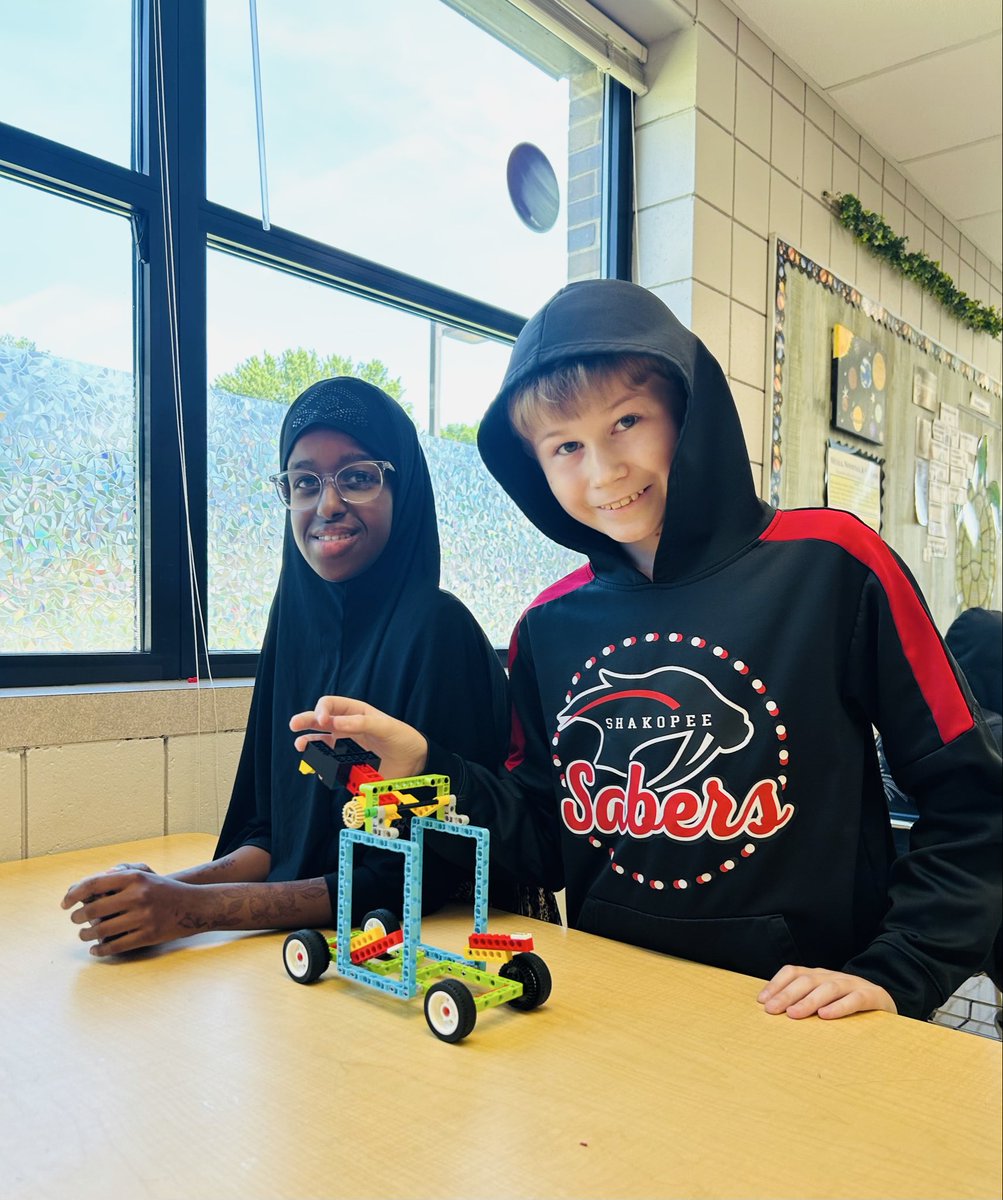 ShakopeeSchools's tweet photo. Hard things? Bring them on!
🧩🤖This summer, #shakopeeschools middle school students are tackling engineering challenges that require teamwork & perseverance.
When something doesn’t go as planned, they don’t give up—because they’re proving : I can do hard things! #saberpride https://t.co/JXYrak7BPJ