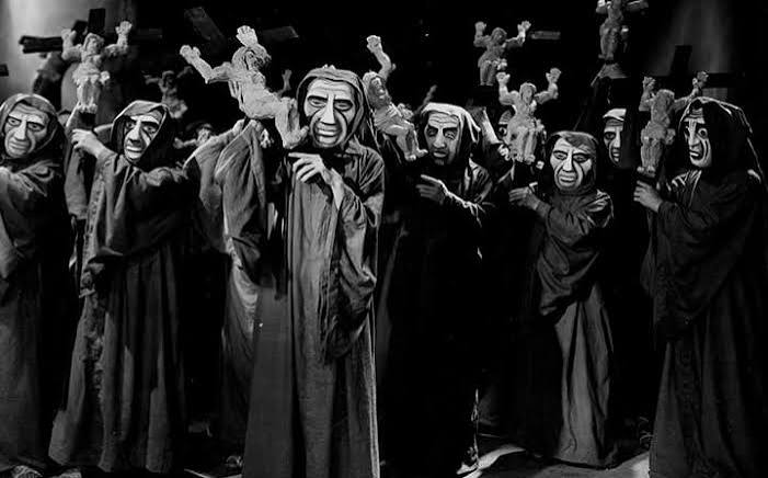 CulturaUNAM's tweet photo. Esta peli no lo vas a ver en ninguna otra parte:   🎥🌒 
Sombras, claroscuros y una historia contada desde dos versiones: Dos monjes (1934), de Juan Bustillo Oro, marcó un antes y un después en el cine mexicano con su poderosa influencia del expresionismo alemán. 

👀Disfruta sin costo la versión restaurada en #CineEnLínea de @FilmotecaUNAM
👉🏽 https://t.co/FGQV9WZdGi