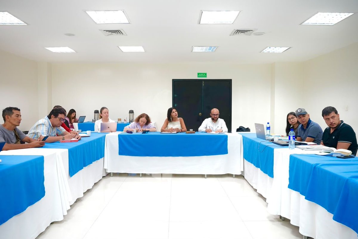 ComiteSanturban's tweet photo. La reunión con la Ministra de ambiente @IreneVelezT no es secreta, responde a procesos judiciales de protección integral  de Santurbán, donde somos  accionantes y el accionado es el Ministerio de Ambiente. 

Discutimos: Las condiciones de seguridad para el espacio de concertación de la delimitación de Santurbán con Bucaramanga, dado el incremento de amenazas y estigmatización a las y los defensores ambientales por parte de los sectores afines a la explotación minera.

Esta reunión no es el espacio de concertación, el espacio de concertación sigue siendo el próximo 18 de julio y reiteramos a la ciudadanía la participación en este espacio que es trascendental para la protección de nuestra.

Las mentiras de las mineras son tantas que están diciendo que estamos desplazando a los campesinos de Soto norte. Por el contrario, seguimos pidiendo inversión estatal para las comunidades de Soto Norte. Tampoco estamos discutiendo las tarifas del recibo de agua. ¡Absurdo!

Nuestra exigencia sigue siendo la misma, la protección integral de Santurbán frente a la actividad minera que amenaza el agua de más de dos millones de personas, incluyendo la población de Bucaramanga y su Area Metropolitana.