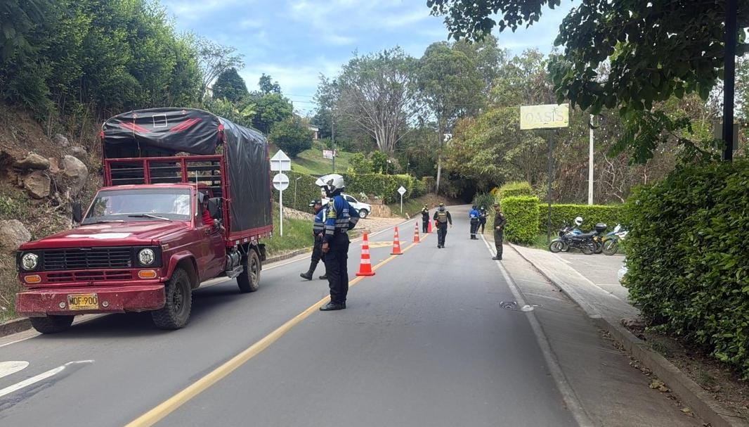 MovilidadCundi's tweet photo. 🚔🚦 ¡Seguimos fortaleciendo la seguridad vial en Cundinamarca!
Nuestros #AgentesDeTránsito realizaron operativos de control en los municipios de #Tocaima, #AguaDeDios y #Arbeláez, verificando que los conductores de vehículos portaran su documentación en regla y los vehículos estuvieran en buen estado para el tránsito seguro.
Estas acciones contribuyen a promover una movilidad más segura, responsable en cumplimiento de la normatividad vigente para proteger la vida de todos los actores viales.
#MovilidadSegura #SeguridadVial #Cundinamarca #AgentesDeTránsito #CulturaVial