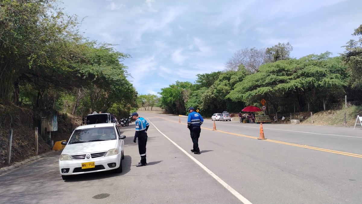 MovilidadCundi's tweet photo. 🚔🚦 ¡Seguimos fortaleciendo la seguridad vial en Cundinamarca!
Nuestros #AgentesDeTránsito realizaron operativos de control en los municipios de #Tocaima, #AguaDeDios y #Arbeláez, verificando que los conductores de vehículos portaran su documentación en regla y los vehículos estuvieran en buen estado para el tránsito seguro.
Estas acciones contribuyen a promover una movilidad más segura, responsable en cumplimiento de la normatividad vigente para proteger la vida de todos los actores viales.
#MovilidadSegura #SeguridadVial #Cundinamarca #AgentesDeTránsito #CulturaVial