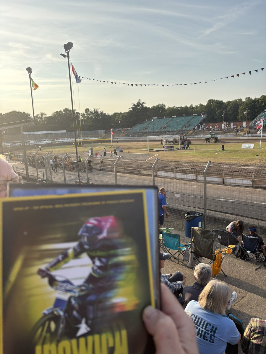 mutimer2011's tweet photo. Another beautiful evening to up on the Heath following @ipswichspeedway.
It’s going to be another tough night for the Witches, but we have an unbeaten home record to maintain!
#Tru7GroupWitches #LeagueChampionsTour26 #WVWS https://t.co/H8SMIALuyR