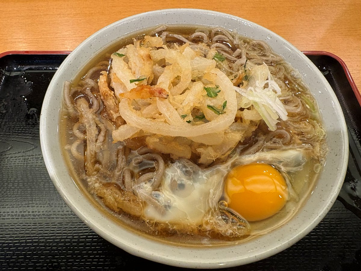 SummrNatu's tweet photo. かのやさんでかき揚げ玉子そばをいただきました！
季節的には厳しいかもですが
朝にいただくおいしい出汁は良いです😍
！！！美味しい！！！
#立ち食いそば
#かのや https://t.co/KC36WZpGiq