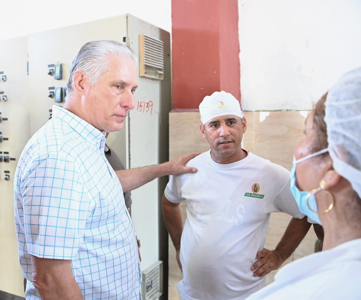 PresidenciaCuba's tweet photo. 🇨🇺| El Presidente @DiazCanelB defendió la autonomía de las empresas y la implicación de sus trabajadores en la toma de decisiones, durante un recorrido por varias entidades de la capital, vinculadas a @minalcuba y @MinagCuba.

🔗| Detalles en el enlace:

https://t.co/y9iVN2kzj3 https://t.co/3ptT0IgKpV