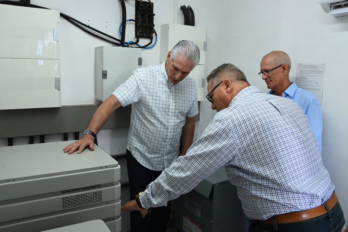 PresidenciaCuba's tweet photo. 🇨🇺| El Presidente @DiazCanelB defendió la autonomía de las empresas y la implicación de sus trabajadores en la toma de decisiones, durante un recorrido por varias entidades de la capital, vinculadas a @minalcuba y @MinagCuba.

🔗| Detalles en el enlace:

https://t.co/y9iVN2kzj3 https://t.co/3ptT0IgKpV