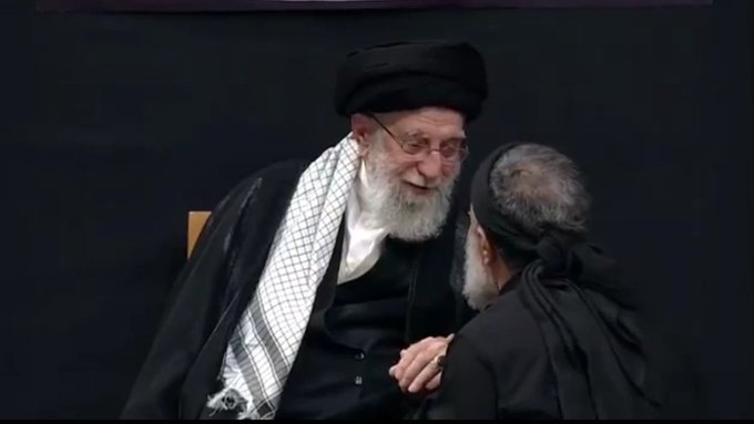fairghh's tweet photo. اگه خسته نیستی «سامتینگ نبودی ببینی» بخوان. https://t.co/eH5ki3PuON