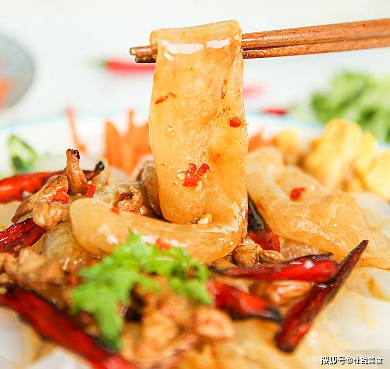 seweraw's tweet photo. Craving street food This crispy fried dumpling with chili oil hits different https://t.co/jVw0wE5SpL