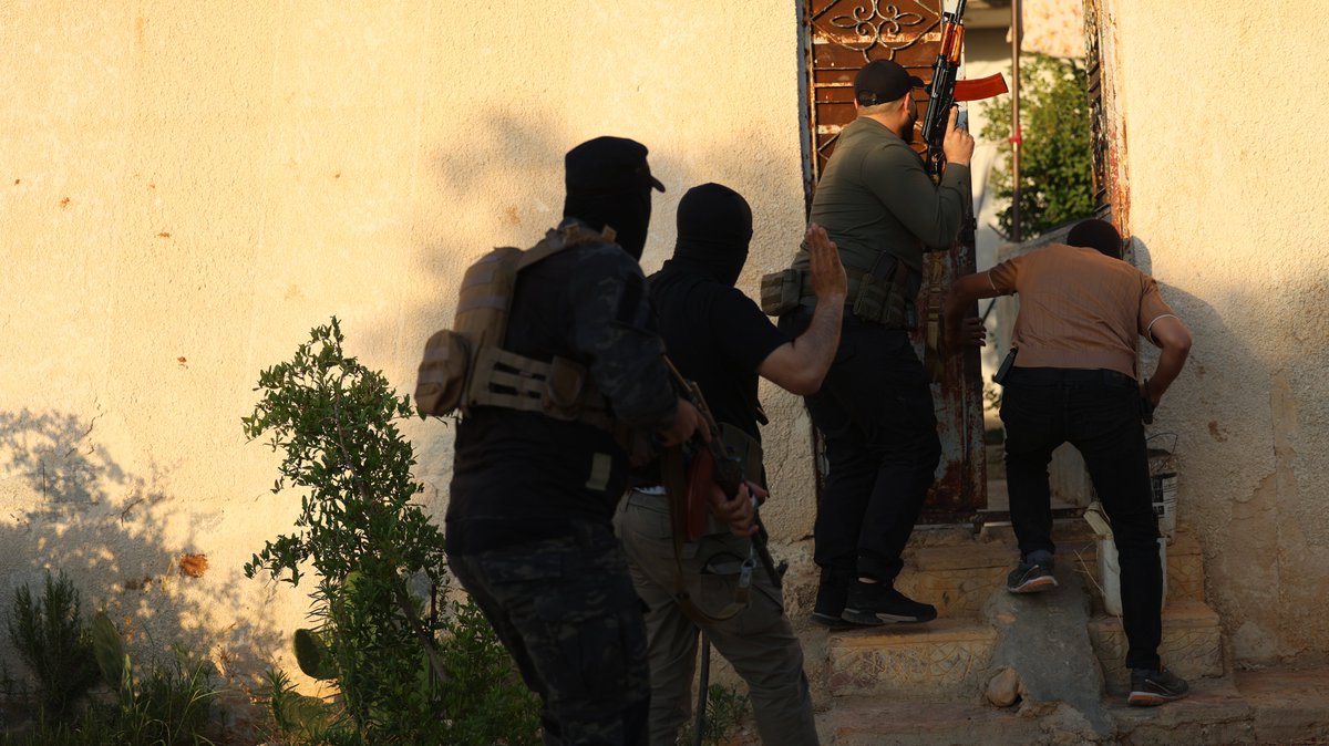 syrianmoi's tweet photo. بعملية أمنية معقدة ومتابعة استخباراتية دقيقة، نجحت قوى الأمن الداخلي بالتعاون والتنسيق مع جهاز الاستخبارات العامة في الإطاحة بكامل أفراد الخلية الإرهابية المسؤولة عن تفجيرات دمشق الأخيرة، عبر سلسلة مداهمات متزامنة وفي آنٍ واحد استهدفت مواقعهم المتفرقة في دمشق وريفها وشملت القطيفة، والسيدة زينب، وضاحية قدسيا، وعش الورور.

وتتواصل التحقيقات مع المقبوض عليهم لكشف كامل تفاصيل المخطط الإرهابي وارتباطات الخلية، تمهيداً لعرض هوياتهم وأدوارهم على الرأي العام.

#الجمهورية_العربية_السورية 
#وزارة_الداخلية