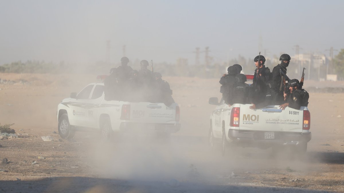 syrianmoi's tweet photo. بعملية أمنية معقدة ومتابعة استخباراتية دقيقة، نجحت قوى الأمن الداخلي بالتعاون والتنسيق مع جهاز الاستخبارات العامة في الإطاحة بكامل أفراد الخلية الإرهابية المسؤولة عن تفجيرات دمشق الأخيرة، عبر سلسلة مداهمات متزامنة وفي آنٍ واحد استهدفت مواقعهم المتفرقة في دمشق وريفها وشملت القطيفة، والسيدة زينب، وضاحية قدسيا، وعش الورور.

وتتواصل التحقيقات مع المقبوض عليهم لكشف كامل تفاصيل المخطط الإرهابي وارتباطات الخلية، تمهيداً لعرض هوياتهم وأدوارهم على الرأي العام.

#الجمهورية_العربية_السورية 
#وزارة_الداخلية