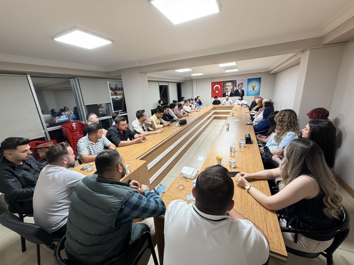 AkGenclikAfyon's tweet photo. Haftalık Olağan İl Gençlik Kolları Yönetim Kurulu Toplantımızı büyük bir heyecan ve güçlü bir motivasyonla gerçekleştirdik.

Milletimize hizmet yolunda durmadan, yorulmadan çalışmaya; fikirlerimizi istişareyle güçlendirerek, hedeflerimize emin adımlarla yürümeye devam ediyoruz.

Birlikte daha güçlü, birlikte daha kararlı, birlikte daha büyük hedeflere…

Durmak yok, yola devam! 🇹🇷💪