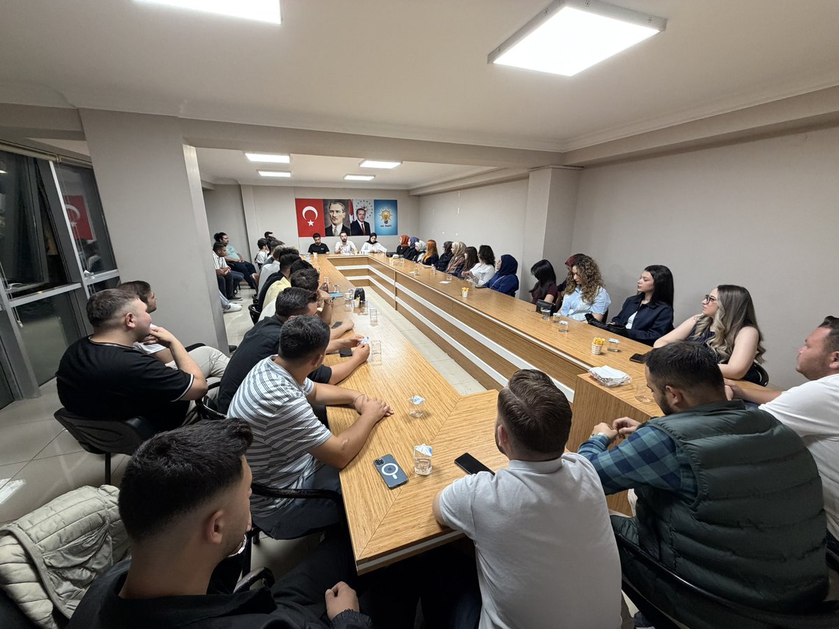 AkGenclikAfyon's tweet photo. Haftalık Olağan İl Gençlik Kolları Yönetim Kurulu Toplantımızı büyük bir heyecan ve güçlü bir motivasyonla gerçekleştirdik.

Milletimize hizmet yolunda durmadan, yorulmadan çalışmaya; fikirlerimizi istişareyle güçlendirerek, hedeflerimize emin adımlarla yürümeye devam ediyoruz.

Birlikte daha güçlü, birlikte daha kararlı, birlikte daha büyük hedeflere…

Durmak yok, yola devam! 🇹🇷💪