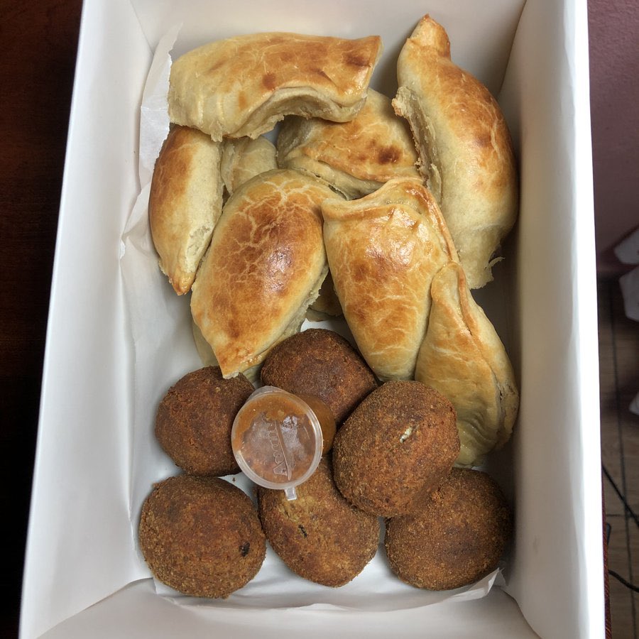 MrsRed99's tweet photo. Hi …  if this comes across your timeline, please ORDER and Retweet 😹.  Ermm you can now order Banana cake, meat pies, cake slices, egg rolls and anything you want to satisfy your sweet tooth with. 
Location: Douala, Cameroon.
Contact: 678321337. 
#Sweettreatsbysandy https://t.co/gxpAZ5GSGv