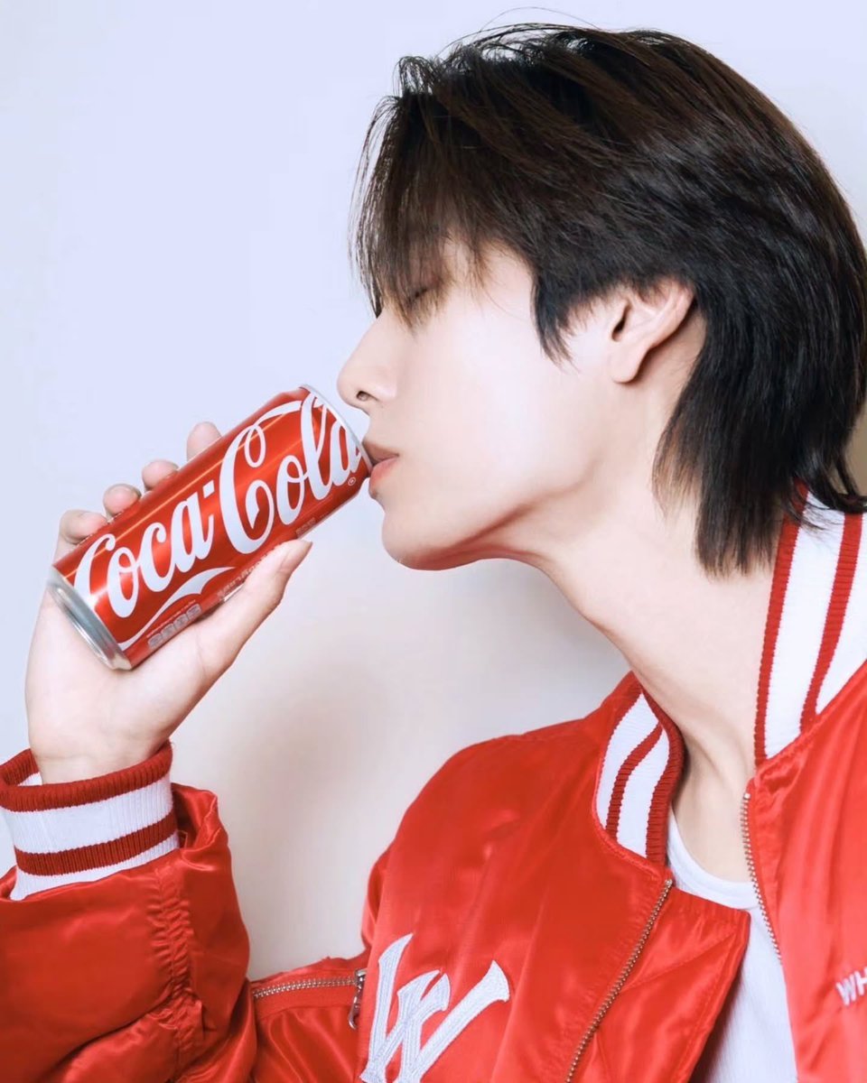 beojjiblossom's tweet photo. 𓊆ྀི 2026.07.09 𓊇ྀི
🐼IG📷 @phuwintang

@ppnaravit🦖❤️🥤
#โค้กเปิดฟีลซาส์เชียร์ทีมไหนก็ไปให้สุด #ทีมลับLabubu #AllTheFeels #FIFAWorldCup2o26 #ThanksCoke

- 🤍🥤🐼✨❤️

#ppnaravit #phuwintang https://t.co/jxV3nCskqb