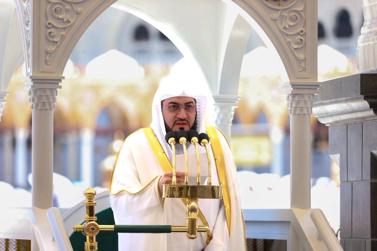 SaudiNewsFR's tweet photo. L'Imam et orateur de la mosquée sacrée de #Makkah 🕋, le Cheikh Dr Bandar Balila durant le sermon de ce vendredi :

« Restez fermes dans votre Foi et invoquez Allah fréquemment, car c'est l'une des plus grandes causes dans l'affermissement . Attachez-vous au Coran par la récitation, la méditation et la mise en pratique, et fréquentez les vertueux et éloignez-vous des gens mauvais. »