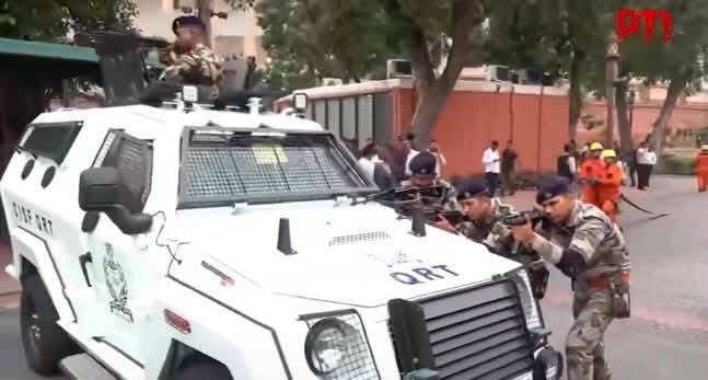F_Malik11's tweet photo. देश के लोकतन्त्र के मंदिर से ये बन्दूकें किसी आतंकवादी पर नहीं, आपके और हमारे बच्चों पर तनी हैं। उनका गुनाह सिर्फ़ इतना है कि वो शिक्षा व्यवस्था में सुधार चाहते हैं।
ऐंठ और अहंकार में डूबी सरकार हर सवाल का जवाब गोली से देना चाहती है।

#SB19 #SB19 #SB19 #SB19 

@reshu46095605 https://t.co/LTmeedonFX