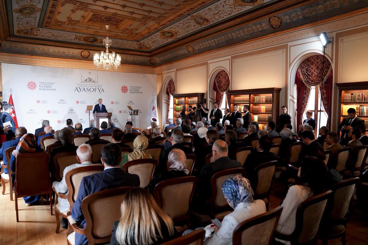 burhanduran's tweet photo. Ayasofya-i Kebîr Cami-i Şerîfi’nin tarihî, medeniyet ve kültür hafızamızdaki müstesna yerini ele aldığımız “Fethin Nişanesi, Medeniyetin Kalbi: Çağları Aşan Mabet #Ayasofya” Paneli ve Kitap Lansmanı’na iştirak ettik.

Ayasofya-i Kebîr Cami-i Şerîfi; İstanbul’un fethinin nişanesi, Fatih Sultan Mehmet Han’ın bizlere bıraktığı eşi benzeri olmayan bir mirastır. Bu mukaddes mabed, aynı zamanda insanlığın ortak mirası; ilmin, irfanın ve hikmetin merkezi hâline gelmiş eşsiz bir medeniyet emanetidir.

Cumhurbaşkanımız Sayın Recep Tayyip Erdoğan’ın kararlı liderliği ve aziz milletimizin güçlü iradesi sayesinde, 10 Temmuz 2020’de alınan tarihî kararla Ayasofya-i Kebîr Cami-i Şerîfi yeniden aslî hüviyetine kavuşmuştur. Bu karar, Fatih Sultan Mehmet Han’ın vakfiyesine ve vasiyetine sadakatin; milletimizin tarihî hafızasına, bağımsızlık iradesine ve medeniyet değerlerine sahip çıkmasının güçlü bir ifadesidir.

Ayasofya’nın yeniden ibadete açılışının altıncı yılında hazırladığımız “Muhteşem Mabet Ayasofya-i Kebîr Cami-i Şerîfi” ile “Ayasofya: Hasretten Vuslata - Nesillerin Hasreti, Milletin Sesi” eserlerinin, Ayasofya’nın milletimiz nezdinde ifade ettiği anlamı tarihe not düşen önemli eserler olduğu kanaatindeyim.

Programımızı teşrif eden Diyanet İşleri Başkanımız Sayın Prof. Dr. Safi Arpaguş’a, kıymetli panelistlerimize, kitaplarımızın ve sergimizin hazırlanmasına emek veren çalışma arkadaşlarımıza teşekkür ediyor; başta Fatih Sultan Mehmet Han olmak üzere İstanbul’un fethinde ve ihyasında sorumluluk üstlenen şehitlerimizi, gazilerimizi, devlet ve ilim adamlarımızı rahmetle, minnetle anıyorum.