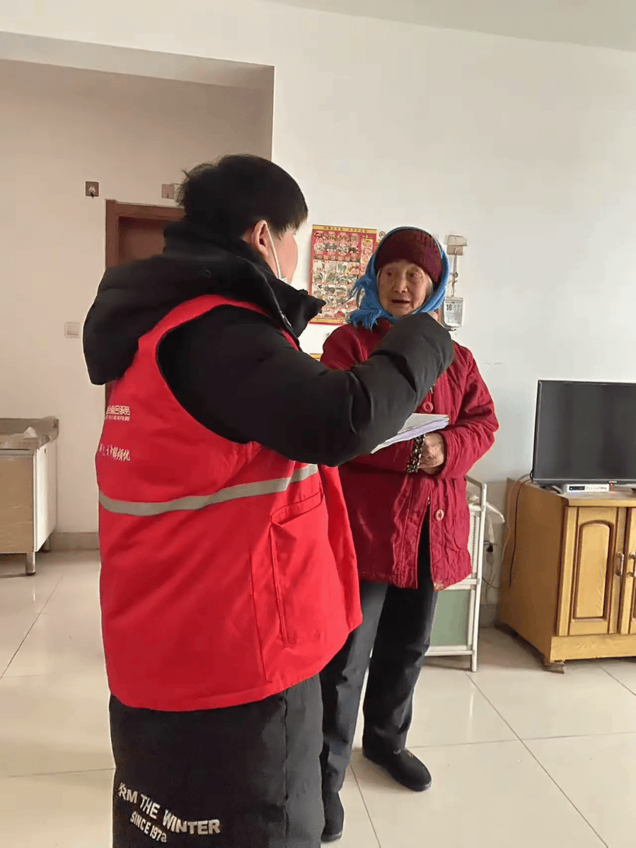 sunnystoree's tweet photo. Spent the morning sorting donated winter clothes for seniors at the community center—warm hands, warm hearts. ， https://t.co/essszPCYFg