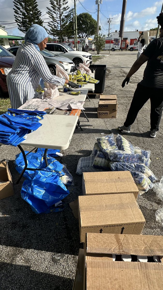 ChangemakersFL's tweet photo. Sharing some flash back photos online from our last food giveaway with @maafoodpantry to remind you how impactful your few hours can be to others. Spread the info for more to benefit. Free halal meat, eggs, rice, oil, lentils, and fresh produce! https://t.co/EC3VvvGX2g