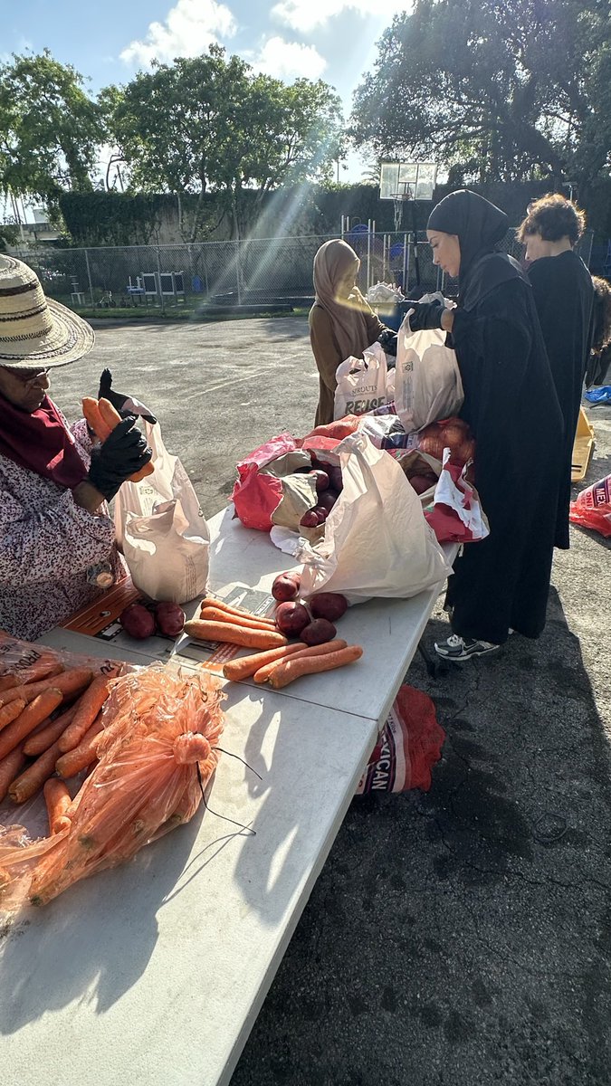 ChangemakersFL's tweet photo. Sharing some flash back photos online from our last food giveaway with @maafoodpantry to remind you how impactful your few hours can be to others. Spread the info for more to benefit. Free halal meat, eggs, rice, oil, lentils, and fresh produce! https://t.co/EC3VvvGX2g