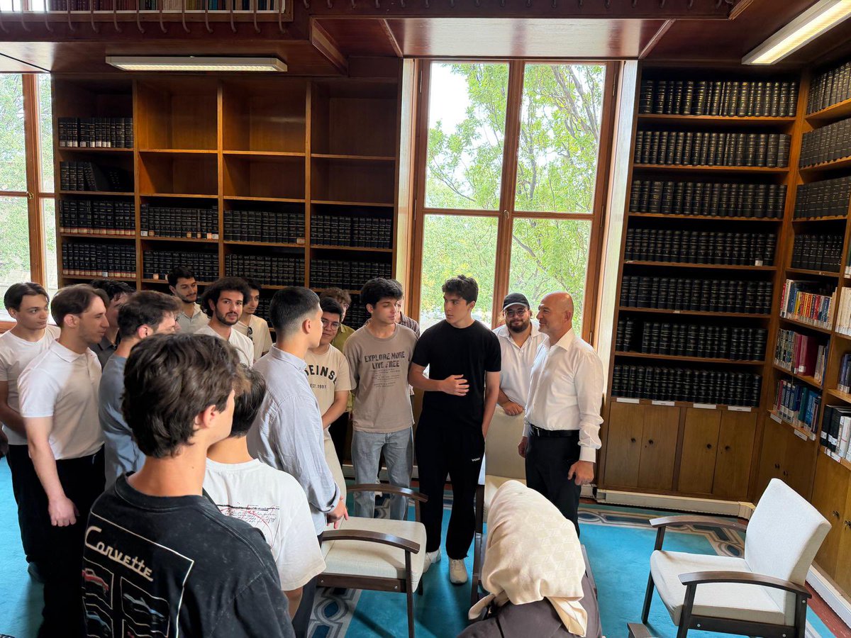 suleymansoylu's tweet photo. Sabah saatlerinde Gazi Meclisimizin Kütüphanesi’nde çalışmalarımızı sürdürürken, İstanbul’dan Gazi Meclisimizi ziyaret etmek için gelen genç kardeşlerimizin güzel sürpriziyle karşılaştık.

Gençlerimizin Türkiye Büyük Millet Meclisi’ne olan ilgisi, heyecanı ve samimiyeti bizleri son derece mutlu etti. Kendileriyle bir araya gelerek hasbihâl etme ve hatıra fotoğrafı çektirme imkânı bulduk.

Eğitim ve hayat yolculuklarında başarılar diliyorum.