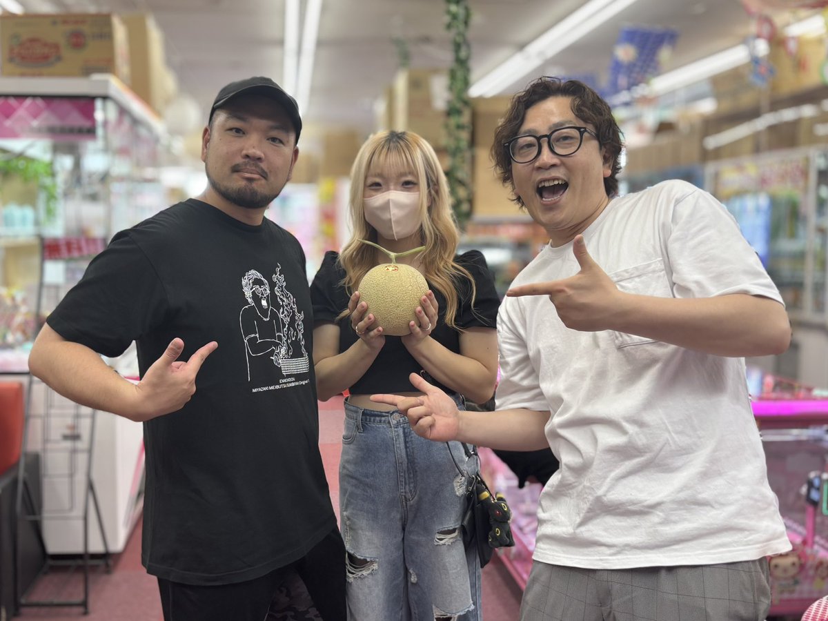taka_maloch's tweet photo. 縁日堂で撮影させていただいた動画を
公開してます！

なぜかその翌日、トレトレでも似たような
スタッフさんが働いてたので写真撮らせて
いただきました📷

制服がよくお似合いです🫰✨ https://t.co/164BtW1Dj0
