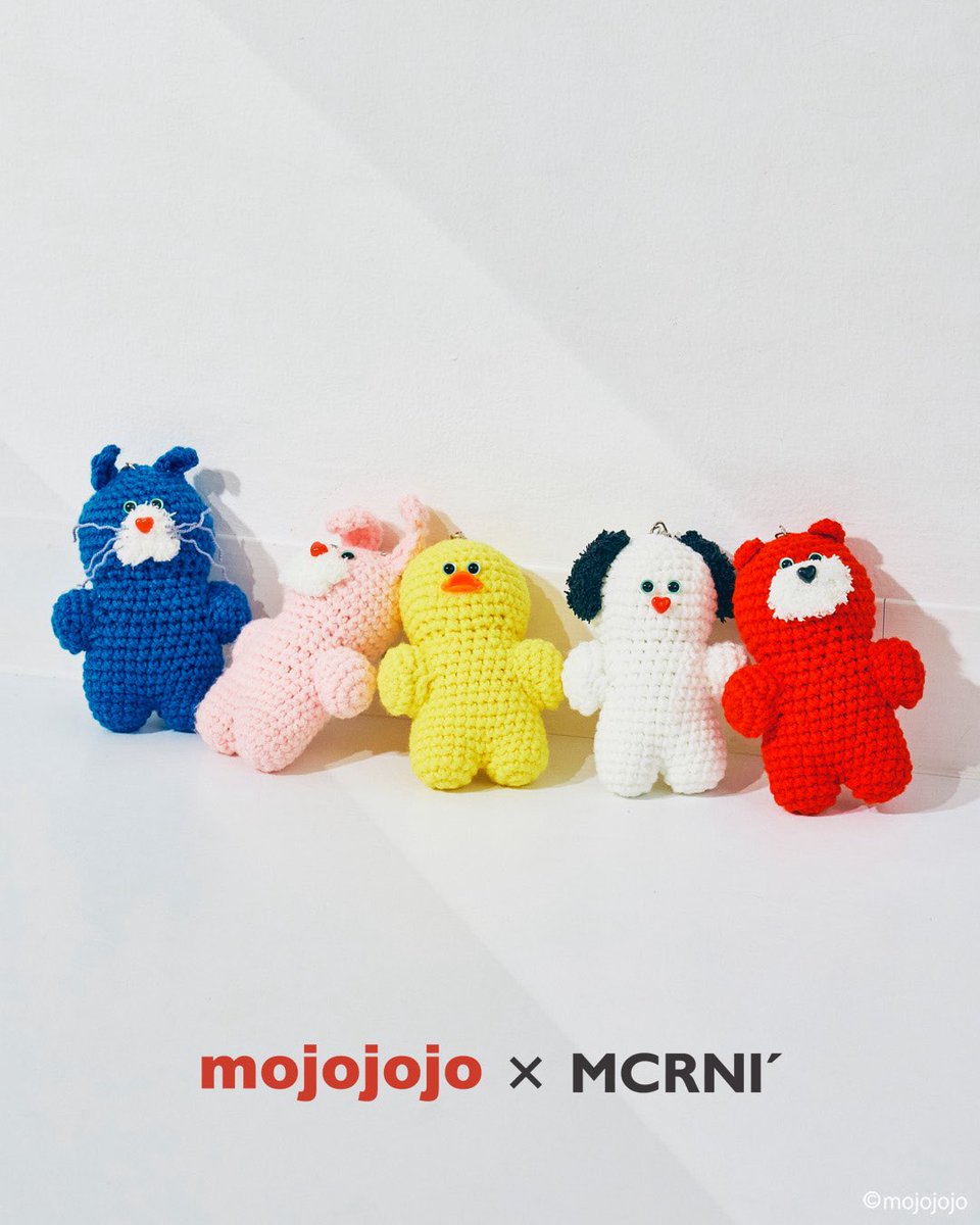 macaroniedge's tweet photo. 👀 【COMING SOON...!!】 👀
✨ macaroni edge × mojojojo 特別コラボアイテム発売決定！ ✨

日常に遊び心を添える「macaroni edge」と、独自の感性で人気を集めるぬいぐるみ作家・尾崎歩美さんが手掛けるブランド「mojojojo」のスペシャルコラボが実現しました👏💖

手作業ならではの温もりと、それぞれの愛らしい表情がたまらない…！
持っているだけで日々の暮らしがパッと華やぐ、こだわりがぎゅっと詰まった全7アイテムのラインナップです🧶✨

＼商品ラインナップ／
【毛糸シリーズ】
・ 毛糸のマスコットストラップ（¥3,300）
一緒にお出かけしたくなる！コロンとした全身フォルム♪

・ 毛糸のがま口ポーチ（¥3,300）
ガバッと開いて収納力も◎お顔デザインが愛らしさ満点。

・毛糸のキーケース（¥2,750）
ハートを引っ張ると鍵がパクリ！大人気キーケースがコラボ仕様に。

・毛糸のリップケース（¥2,530）
リップや印鑑入れにぴったり。バッグに付けられるチャーム付き♪

・毛糸のシュシュストラップ（¥2,530）
手元・髪・バッグをキュートに彩る万能アイテム！

【カスタマイズストラップシリーズ】
・編込みカスタマイズショートストラップ（¥3,300）
手首にサッとかけて身軽にお出かけ。落下防止にも◎

・編込みカスタマイズショルダーストラップ（¥4,400）
カラビナ3つ付き！スマホやポーチを自由にカスタム♪

＼販売情報／
・発売日
2026年7月31日（金）10:00〜 順次販売開始
・販売場所
WEB：公式オンラインストア、楽天、Yahoo!、Amazon、ZOZOTOWN
実店舗：全国のショップでもお取り扱いあり！お近くのお店をぜひ検索してみてね！
※一部アイテムは発売日が異なる場合がございます

あなただけの「可愛い」を自由に組み合わせて、身軽でおしゃれなお出かけを楽しんでみませんか？ぜひお気に入りを見つけてみてくださいね👀💕

みんなはどのアイテムが気になる？コメントで教えてね💬👇

#macaroniedge #マカロニエッジ #mojojojo #モジョジョジョ #コラボアイテム