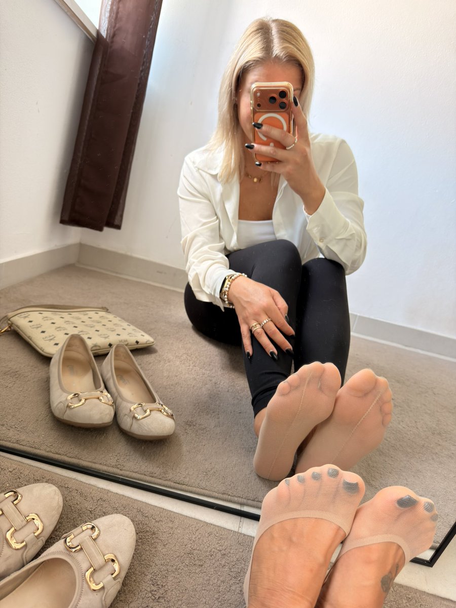 uniqueMrs_larry's tweet photo. Heute hatte ich einfach richtig Lust, meine Nylonsohlen in Ballerinas zu stecken. 💕✨ https://t.co/ol6wlXNiZd